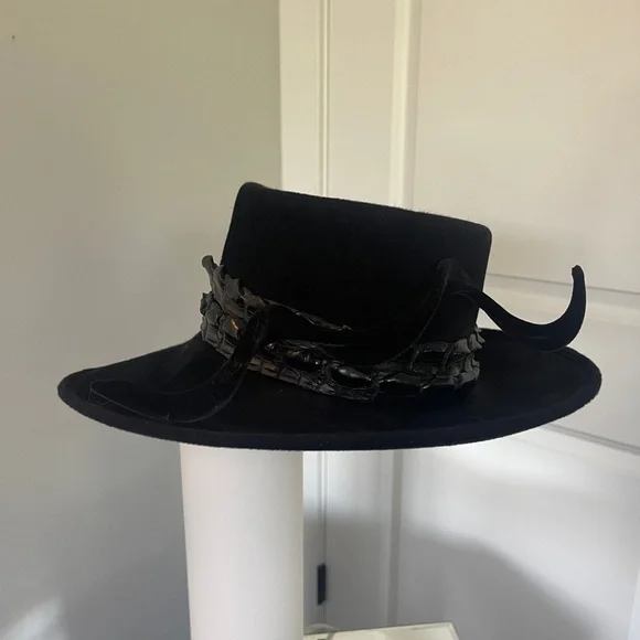 Stunning Philip Treacy Felt Crocodile Hat - Picture 3 of 7